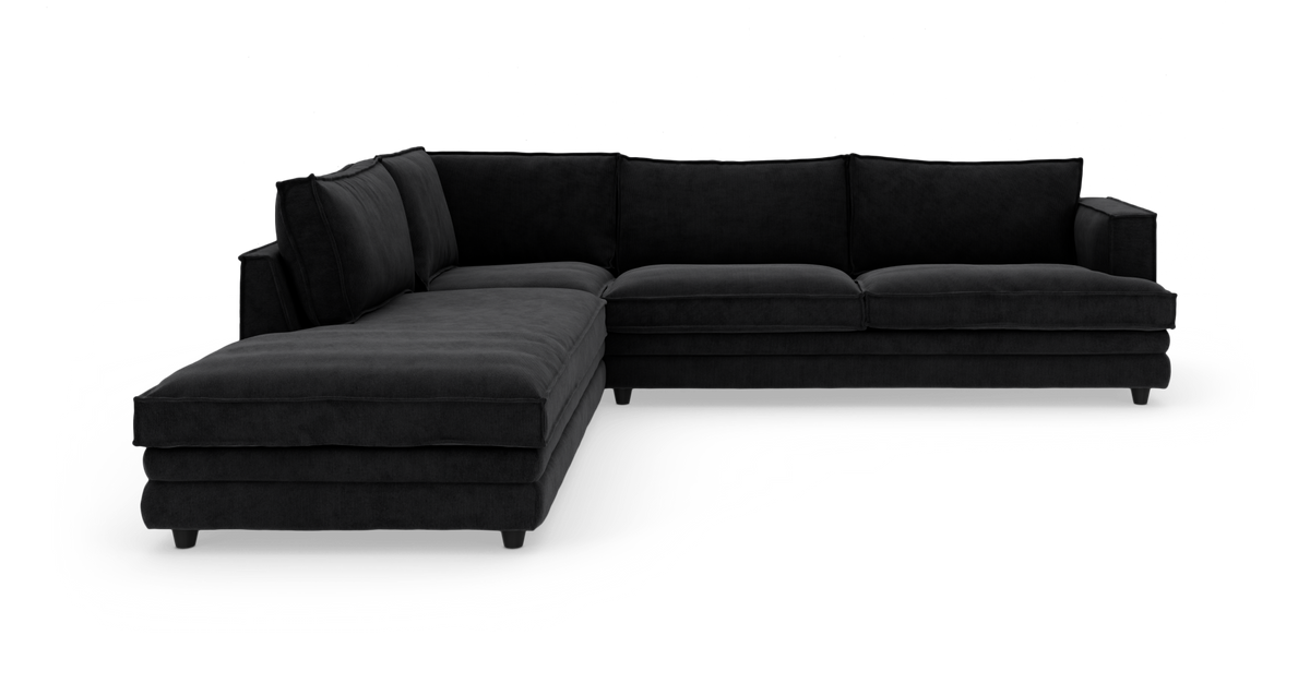 Sort L-formet hjørnesofa med chaiselong, fritlagt på hvid baggrund.