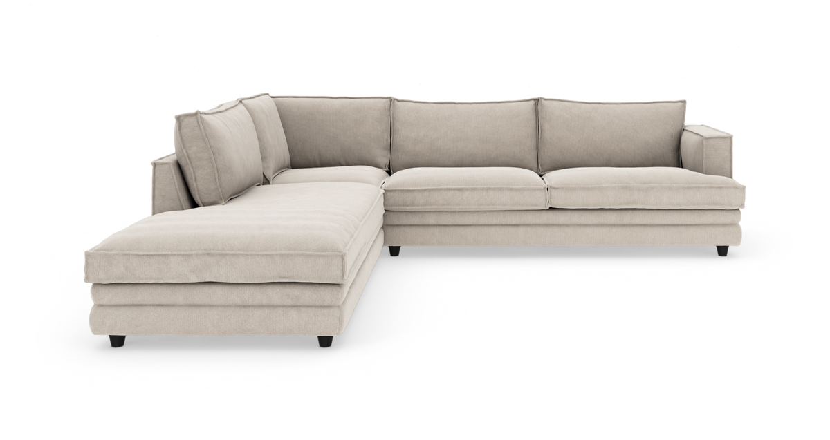 Beige hjørnesofa i stof med venstrevendt chaiselong på hvid baggrund.