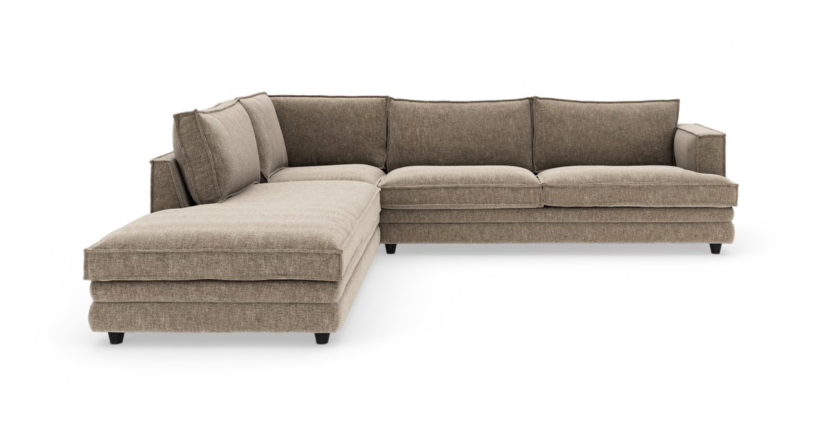 L-formet beige modulsofa med chaiselong til venstre, fotograferet i studie på hvid baggrund.