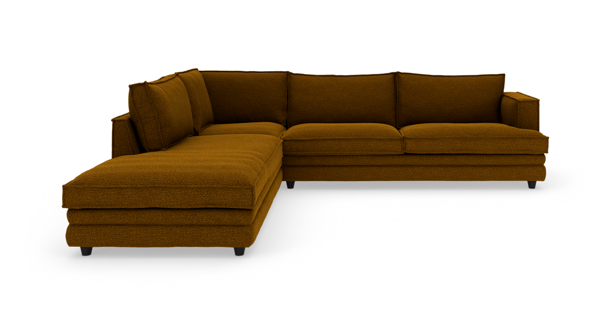 Modulær hjørnesofa i rustbrun tekstil med chaiselong, frilagt på hvid baggrund.