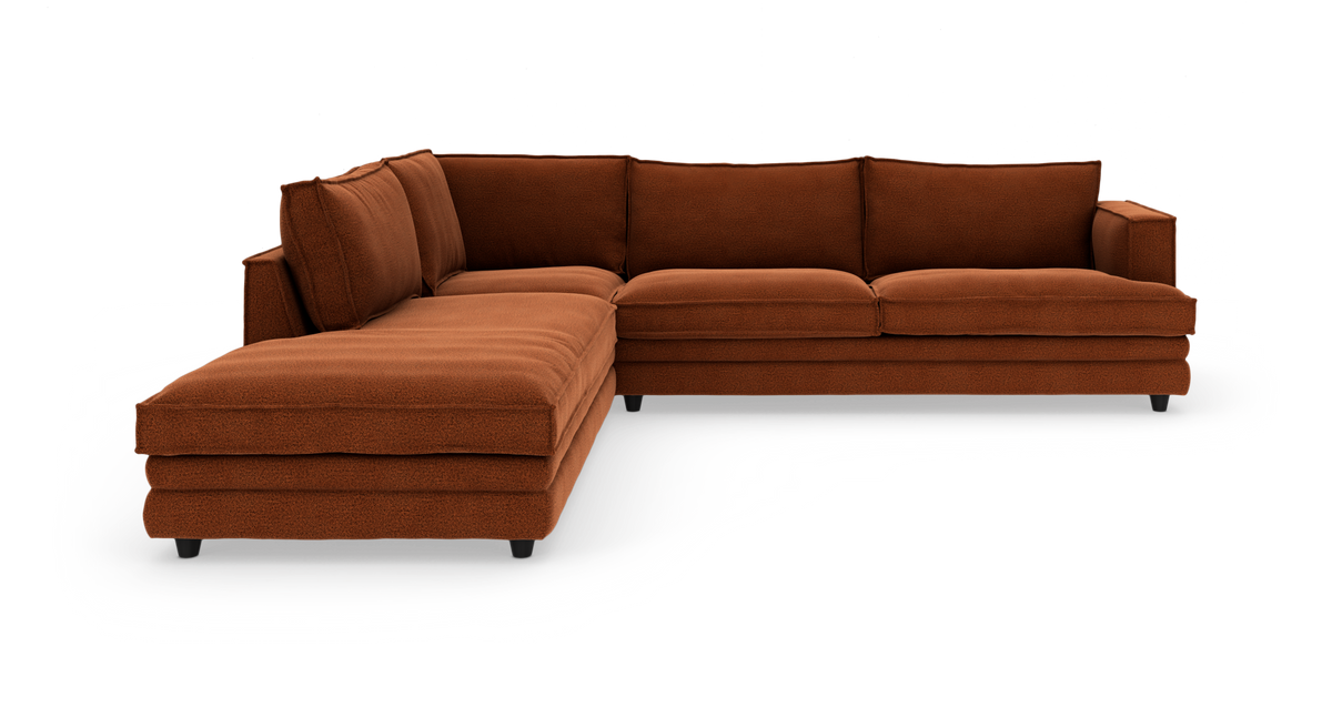 Rustrød L‑sofa med venstrevendt chaiselong, fritlagt på hvid baggrund.