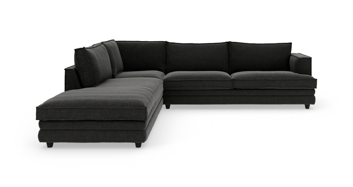 Mørkegrå hjørnesofa med venstrevendt chaiselong, frilagt på hvid baggrund.
