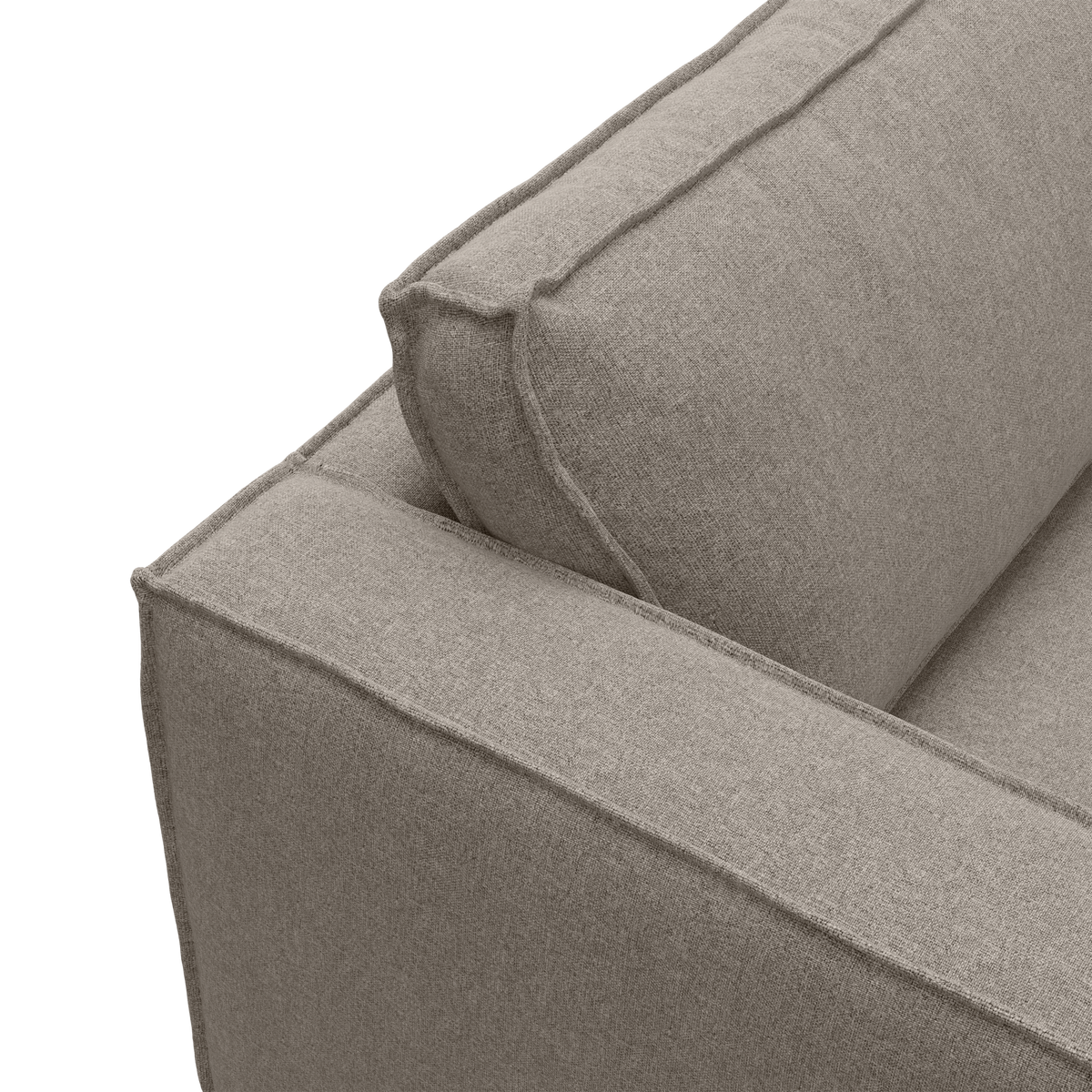 Nærbillede af beige stofsofa med armlæn og ryghynde.