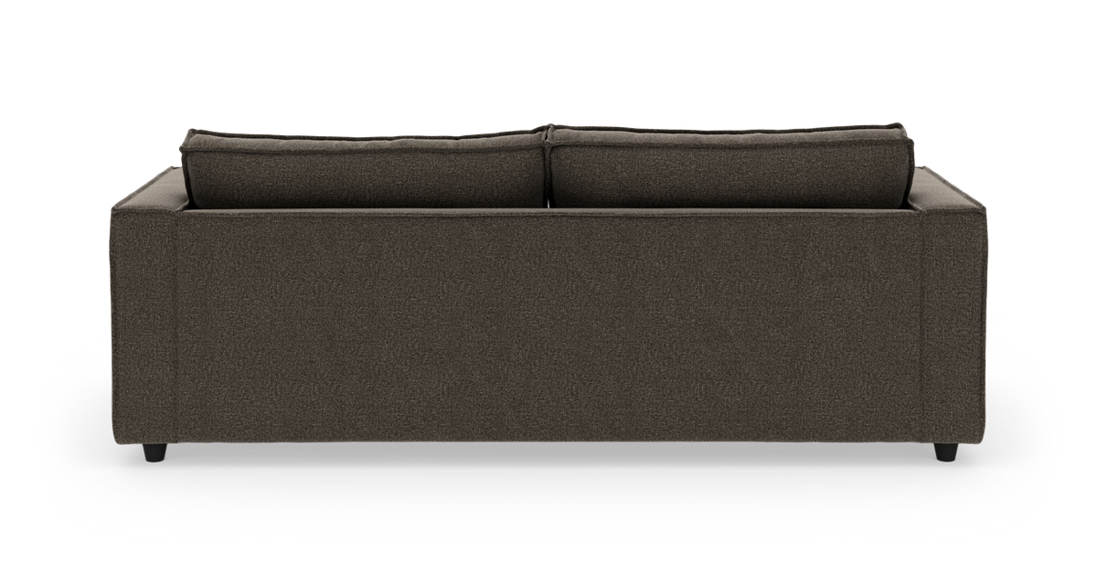Mørkebrun stofsofa set bagfra, isoleret på hvid baggrund.