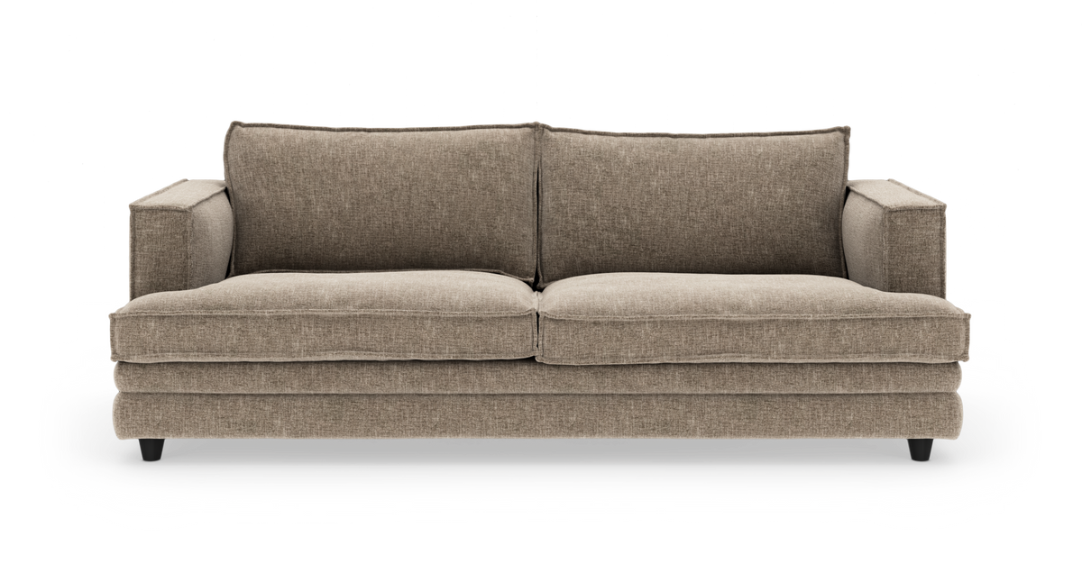 Beige 2-personers sofa med firkantede armlæn, to sædehynder og to ryghynder, frilagt mod hvid baggrund.