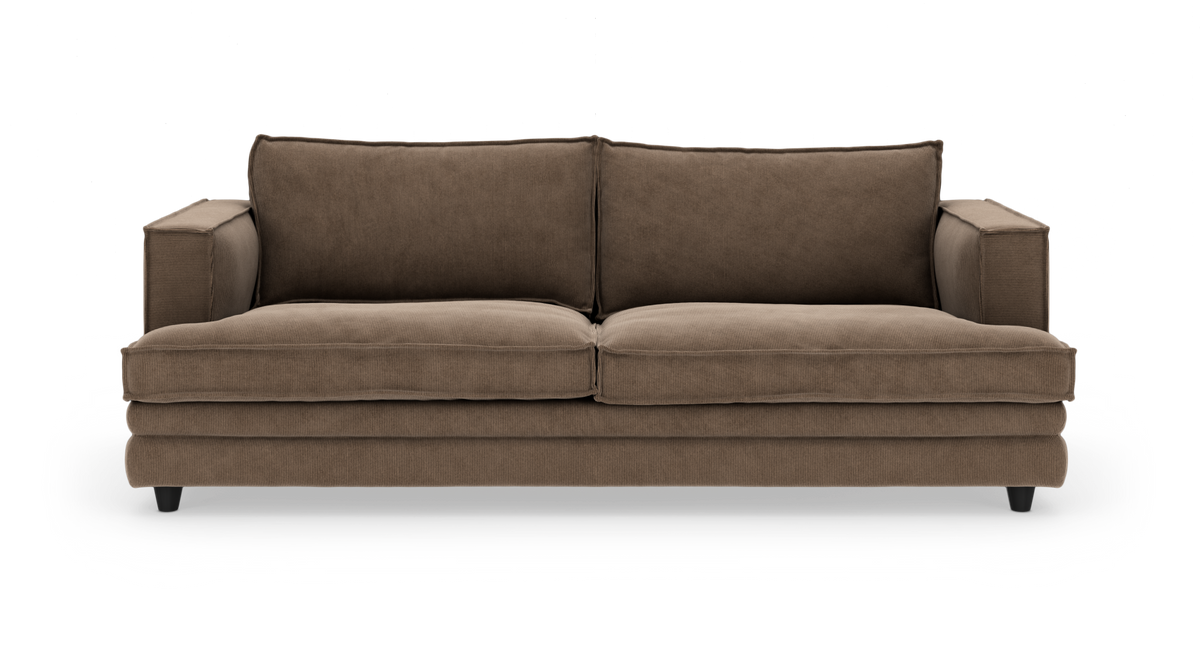 Brun tresæders sofa i fløjls-/corduroylignende stof, frilagt på hvid baggrund.