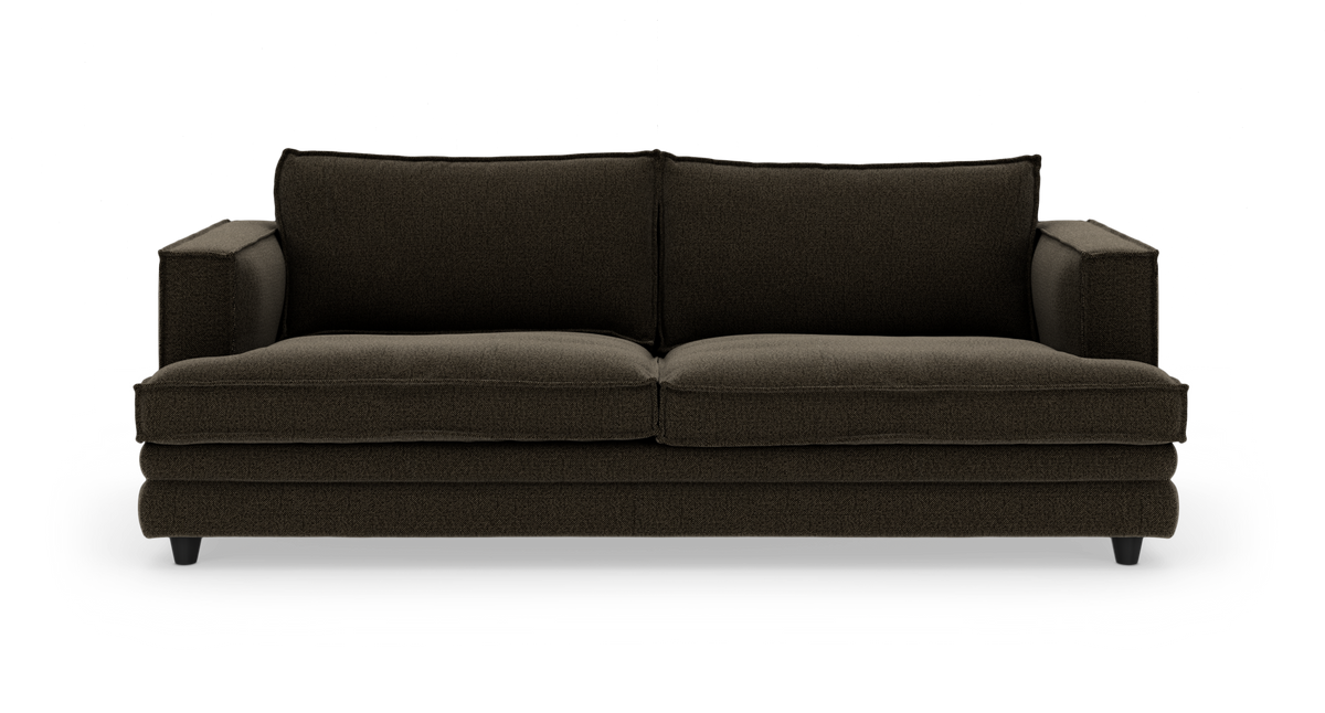 Mørkebrun tosæders sofa med lige armlæn, to ryghynder og to sædehynder, frilagt på hvid baggrund set forfra.