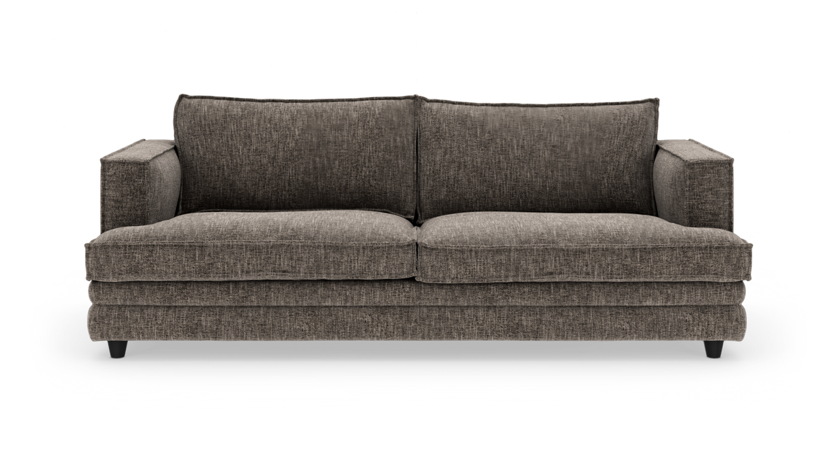 Mørkegrå 3-personers stofsofa med lav, lige profil, brede armlæn og sorte ben, frilagt på hvid baggrund.