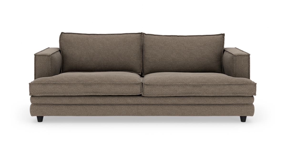 Brun stofsofa med to sædehynder og to ryghynder, lige armlæn, frilagt på hvid baggrund.