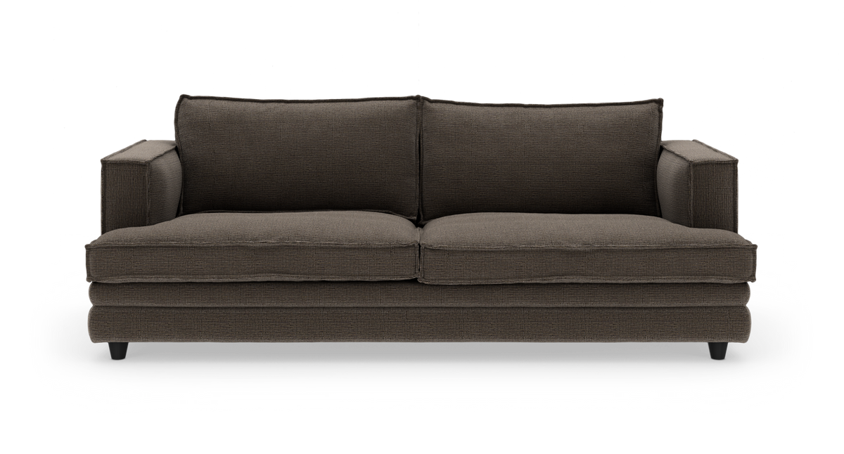 Mørkegrå 2-personers sofa med lige armlæn og løse sidde- og ryghynder, fotograferet forfra.