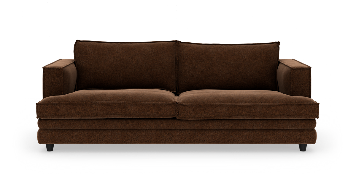 Stor brun sofa med lige armlæn og løse ryg- og sædehynder, frilagt på hvid baggrund.