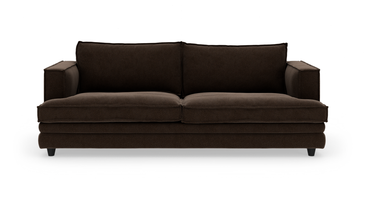 Mørkebrun sofa set forfra på hvid baggrund.