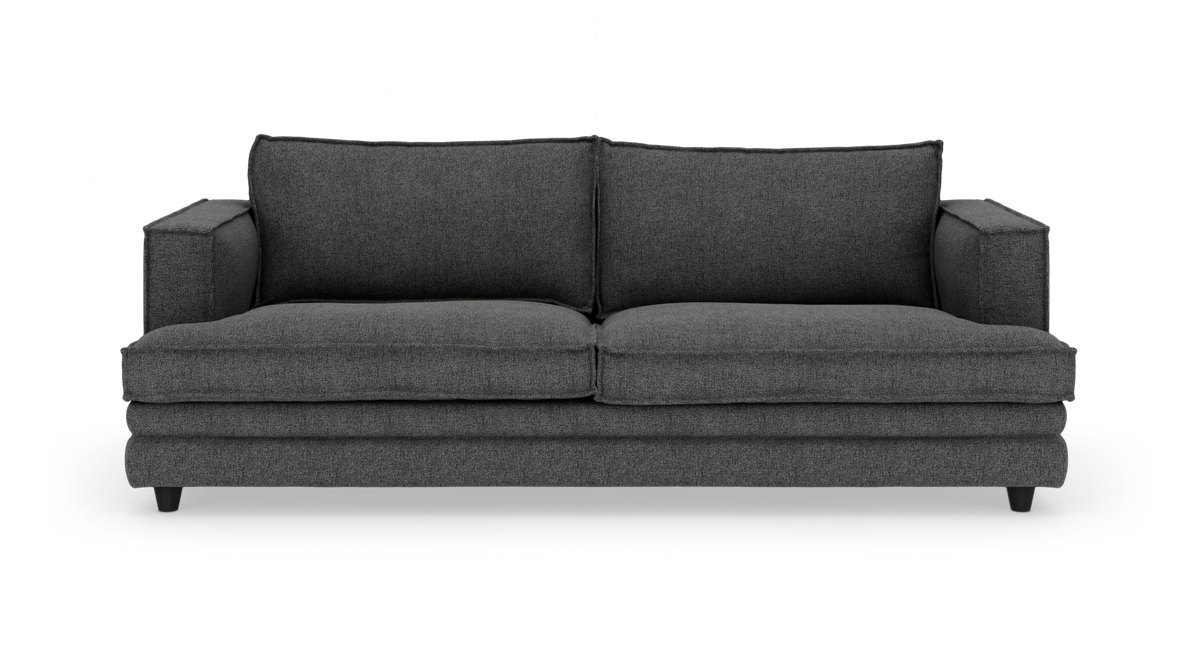 Mørkegrå 3-personers sofa med brede armlæn og to ryghynder, frontvisning mod hvid baggrund.