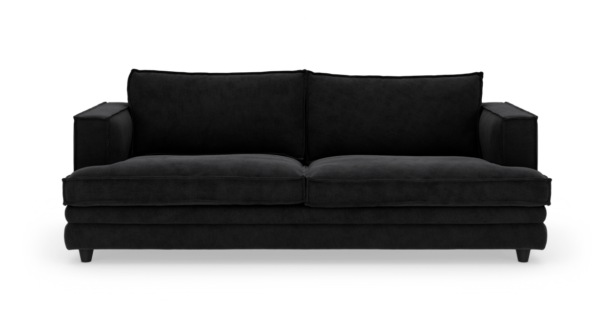 Sort 2-personers sofa med tykke sædehynder og lige armlæn på hvid studiobaggrund.
