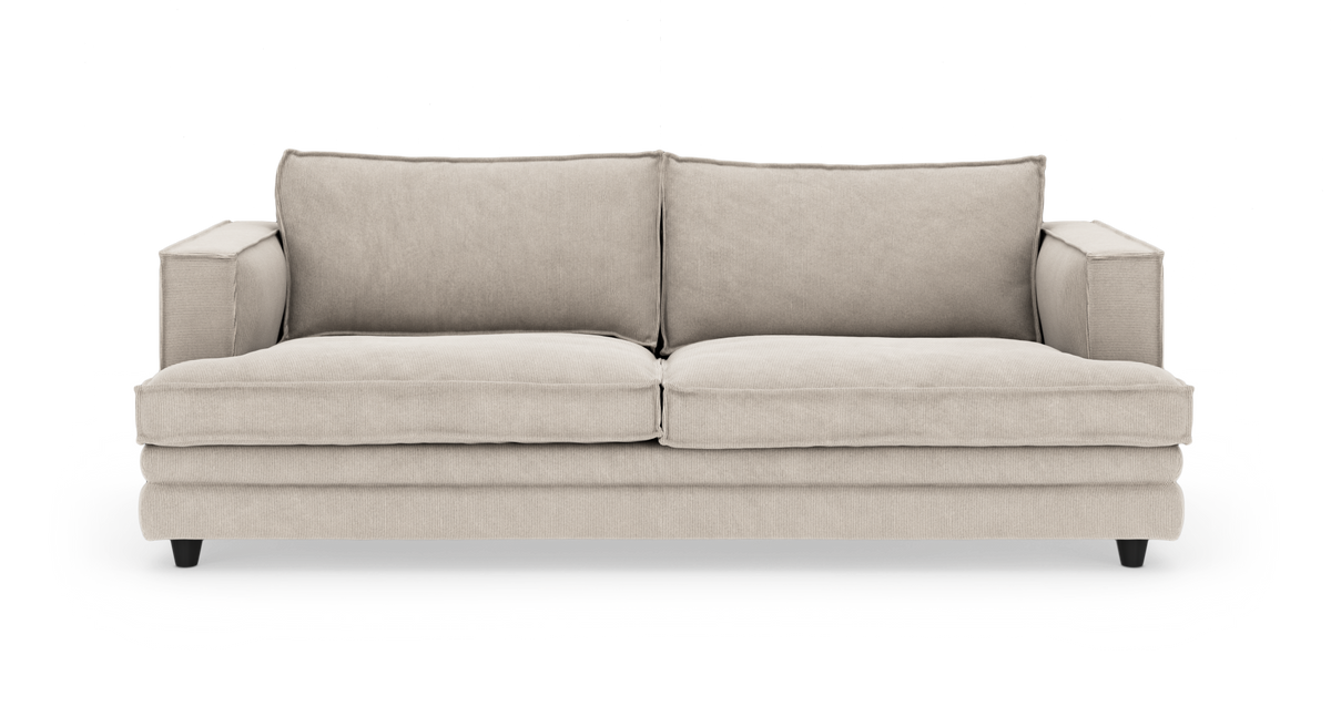 Beige sofa med lige armlæn i moderne, skandinavisk stil på hvid studiobaggrund.