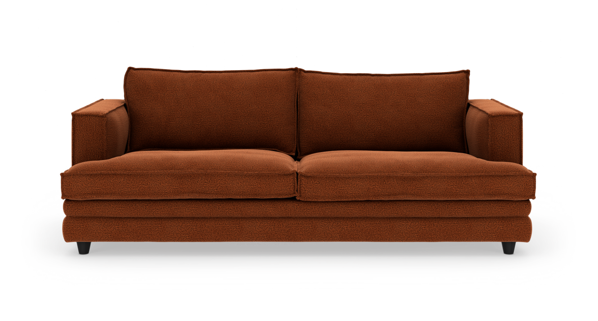 Brun 3-personers sofa med firkantede armlæn og to ryghynder, frilagt på hvid baggrund.
