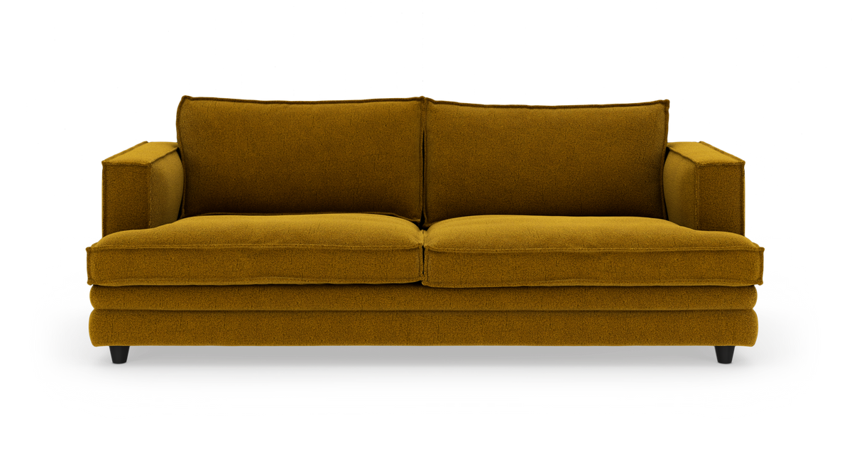 Sennepsgul sofa med to sædehynder og lige armlæn, set forfra på hvid baggrund.