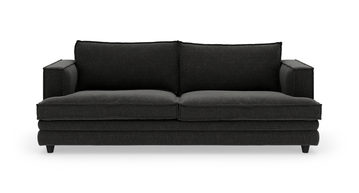 Mørkegrå tresæders sofa med brede armlæn og to sæde- og ryghynder, set lige forfra på hvid baggrund.