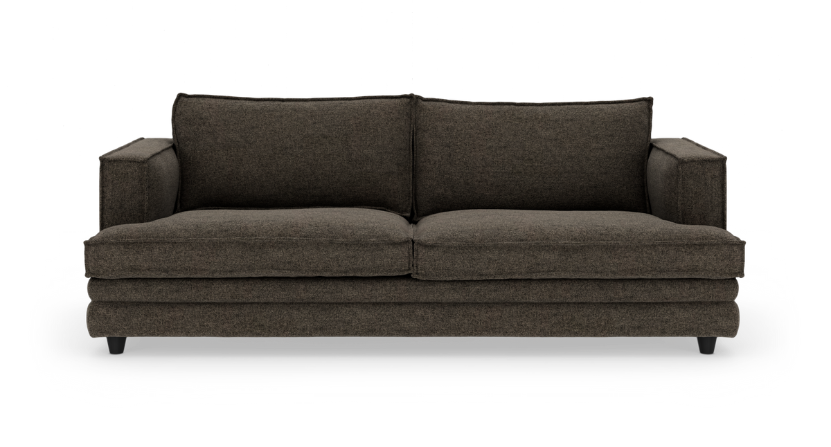 Mørkebrun stofsofa med to sædehynder og lige armlæn, set forfra mod hvid studiobaggrund.