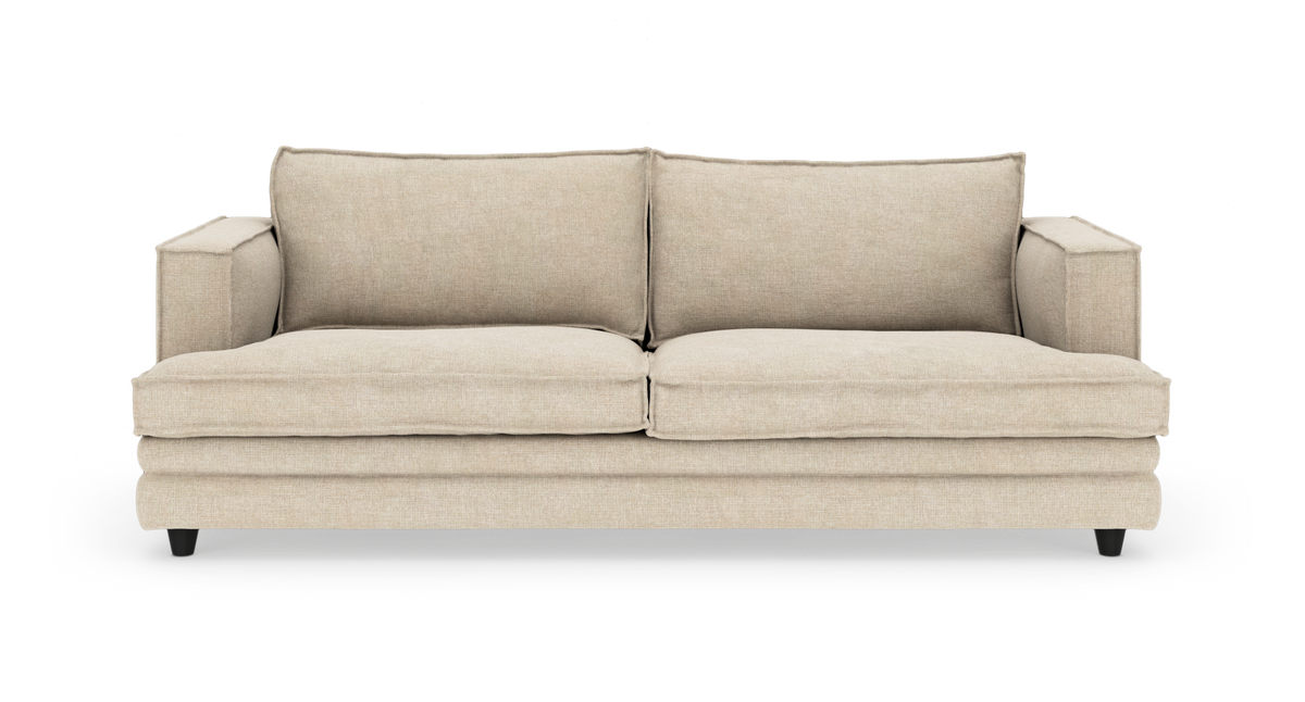 Beige 2-personers stofsofa med rette armlæn, isoleret på hvid baggrund.