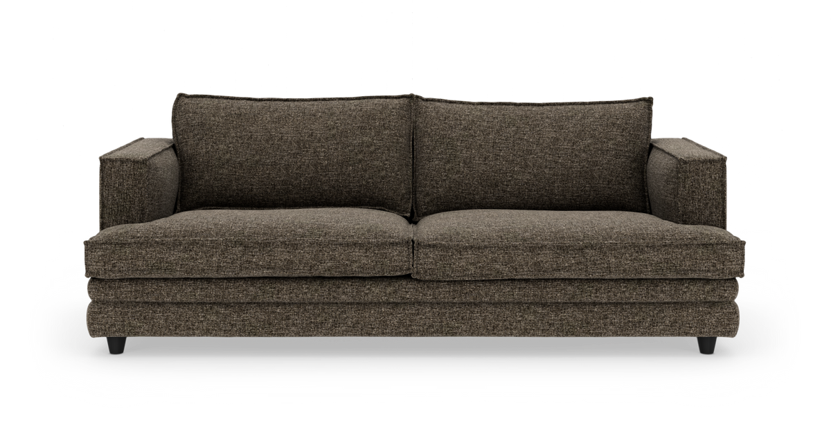 Brun stofsofa med brede armlæn, to sædehynder og to ryghynder, frilagt mod hvid baggrund.