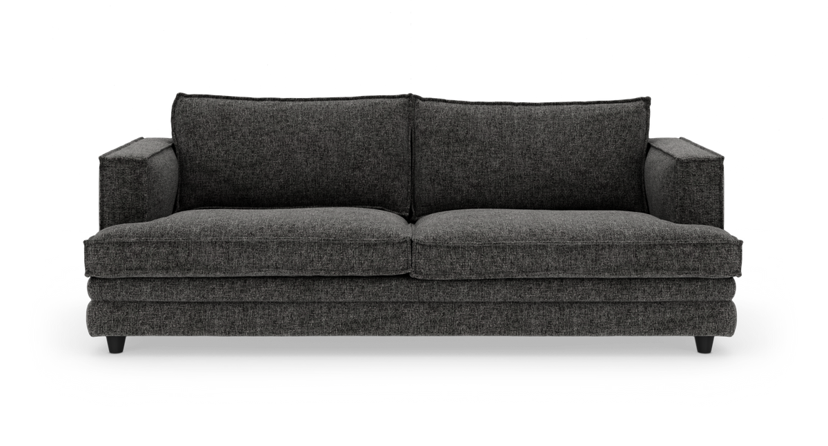 Mørkegrå tresæders stofsofa set forfra, fritstående mod hvid baggrund.