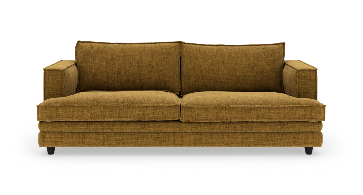 Sennepsgul 2-personers stofsofa på hvid studiobaggrund, frontvisning.