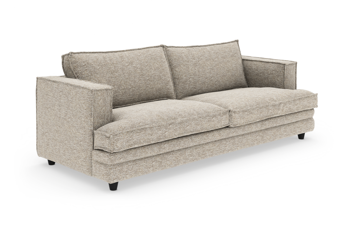 Beigefarvet tresæders sofa med tykke sædehynder og lige armlæn, frilagt på hvid baggrund.