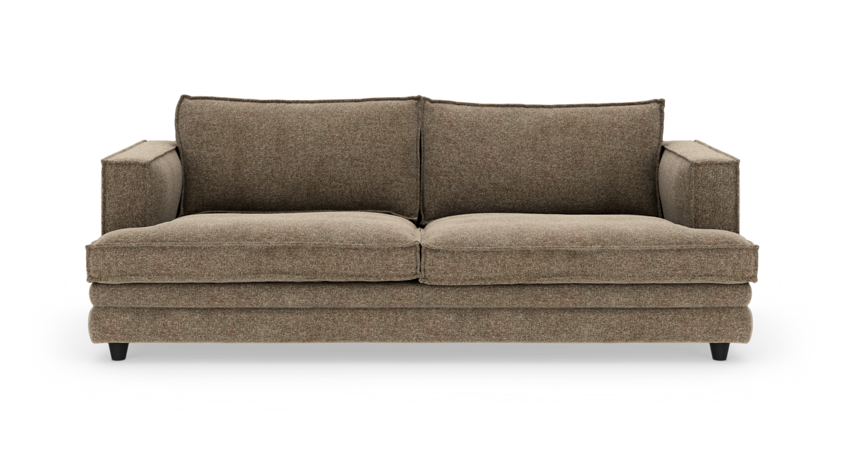 Brun stofsofa med to sædehynder, to ryghynder og lige armlæn, frilagt mod hvid baggrund.