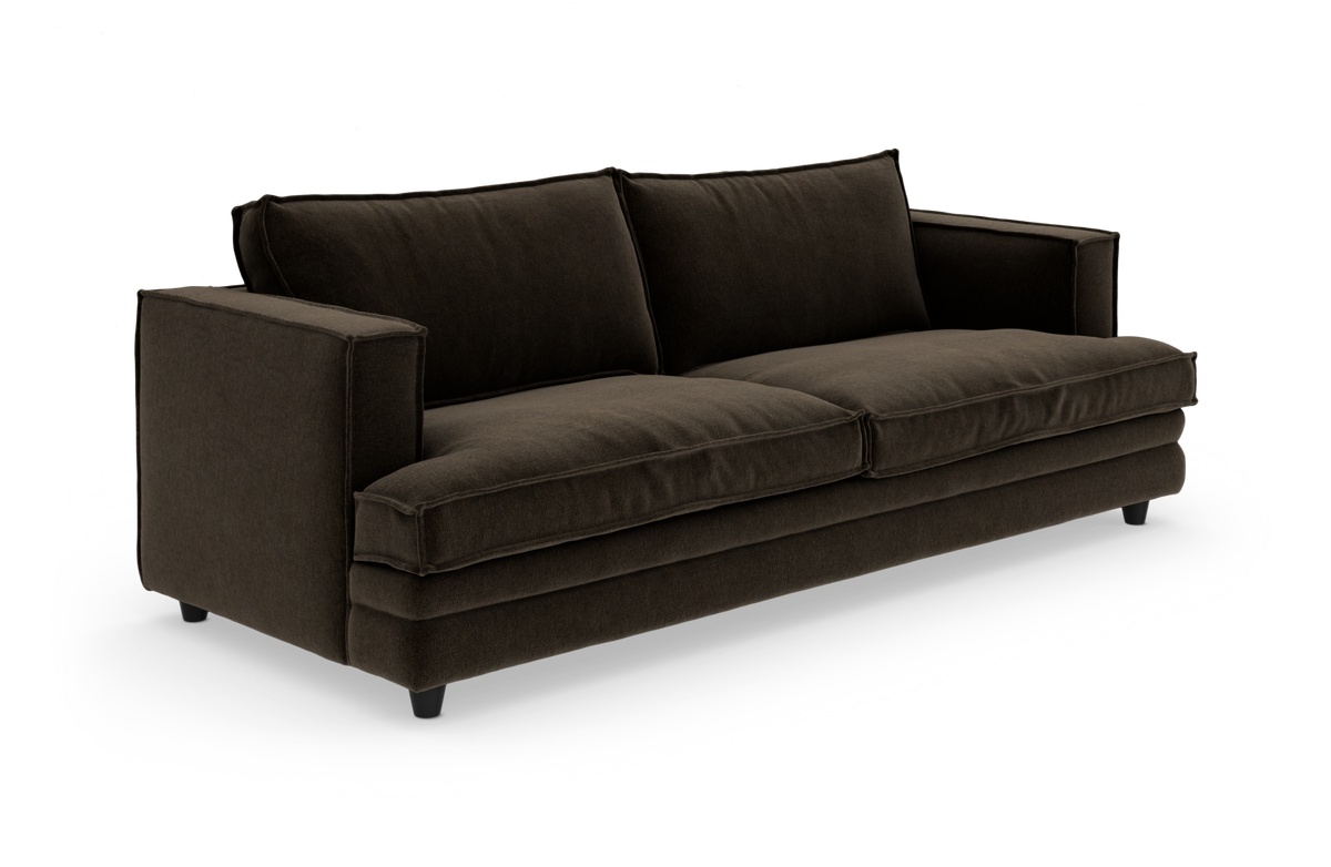 Mørkebrun tresæders stofsofa, set i frontvinkel på hvid baggrund.