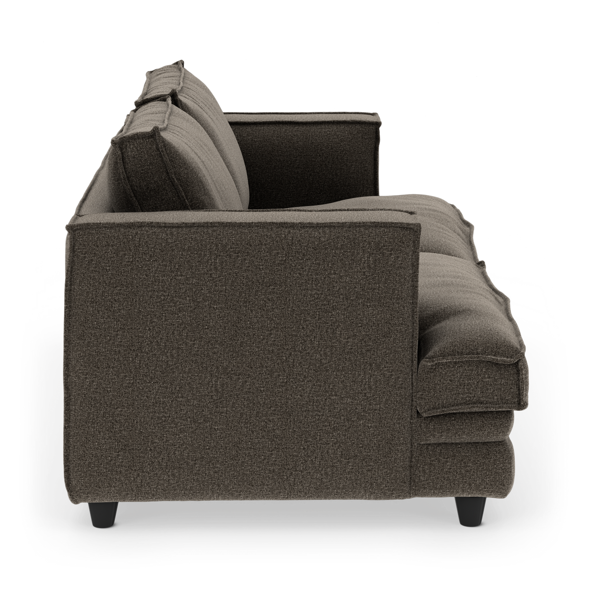 Mørkebrun stofsofa set fra siden, frilagt på hvid baggrund.