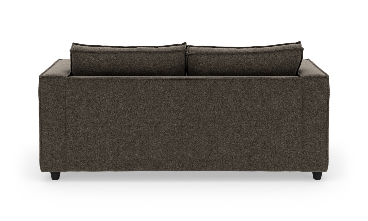 Mørkegrå sofa set bagfra mod hvid studiebaggrund.