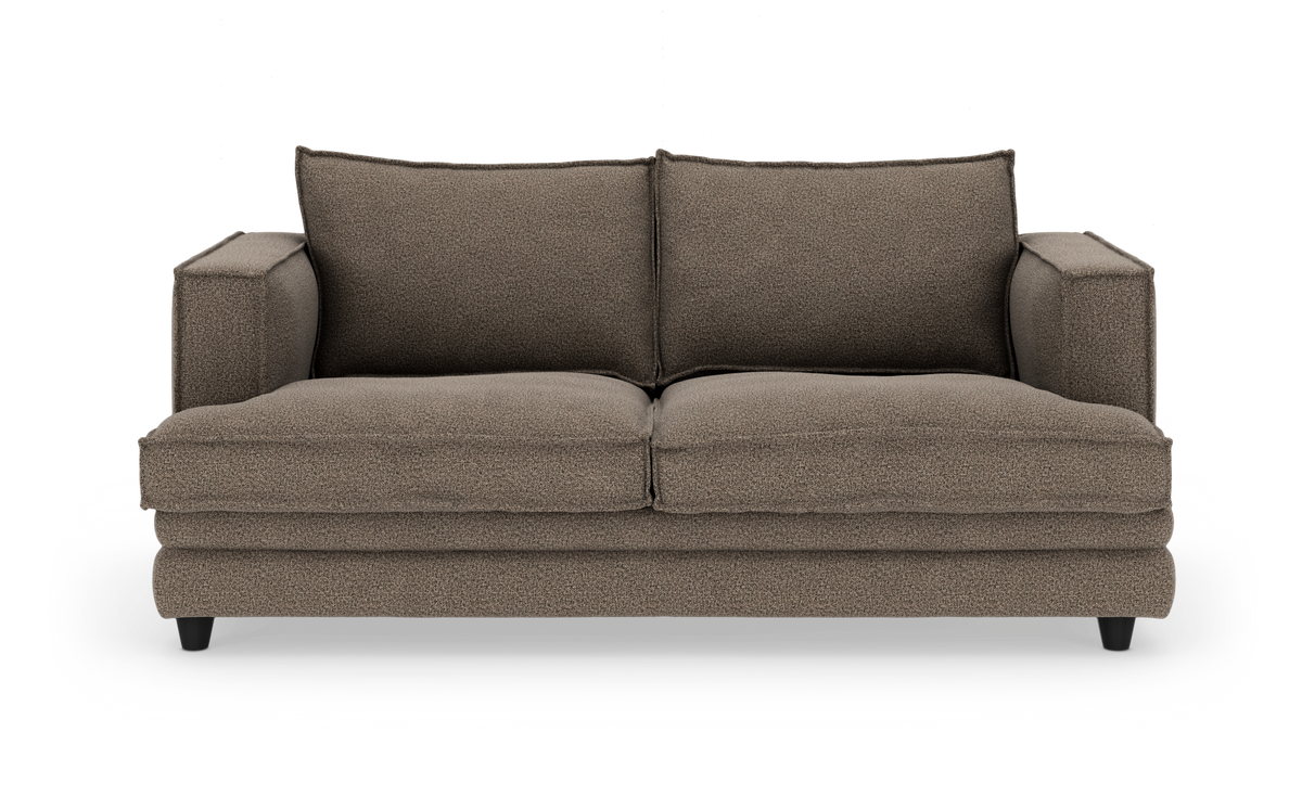 Brun 2-personers sofa med brede armlæn og to store ryghynder, set forfra mod hvid baggrund.