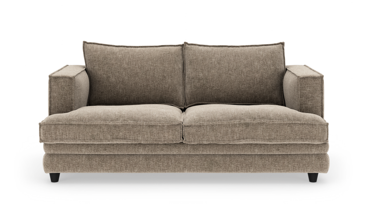Beige to-sæders sofa med brede armlæn og bløde sæde- og ryghynder, frilagt på hvid baggrund.