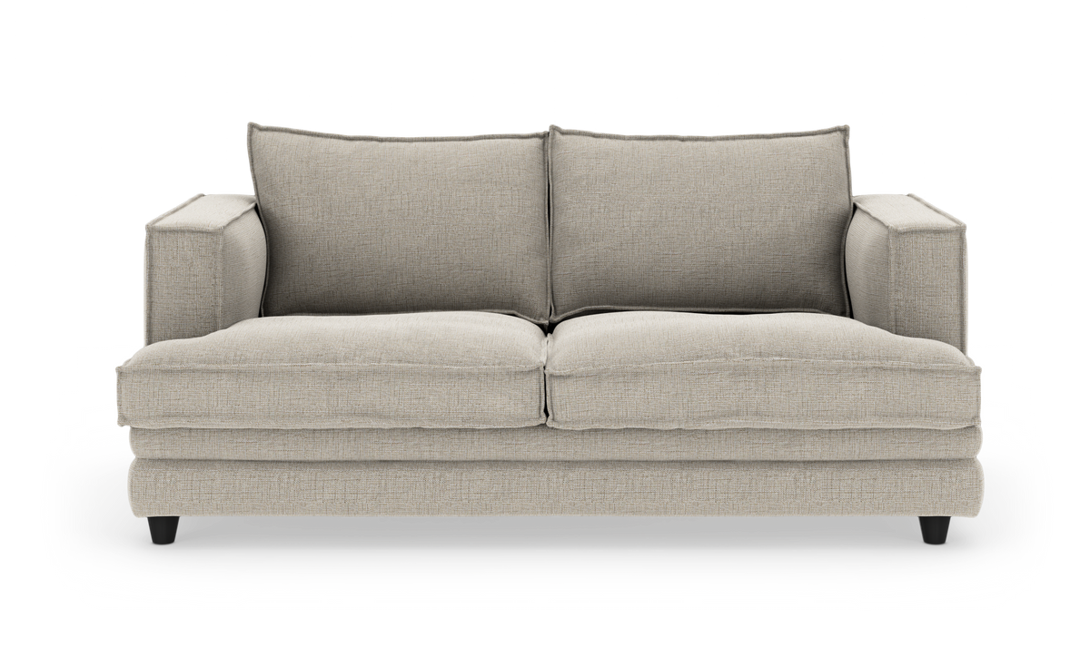 Beige 2-personers stofsofa med brede armlæn og løse ryghynder på hvid baggrund.