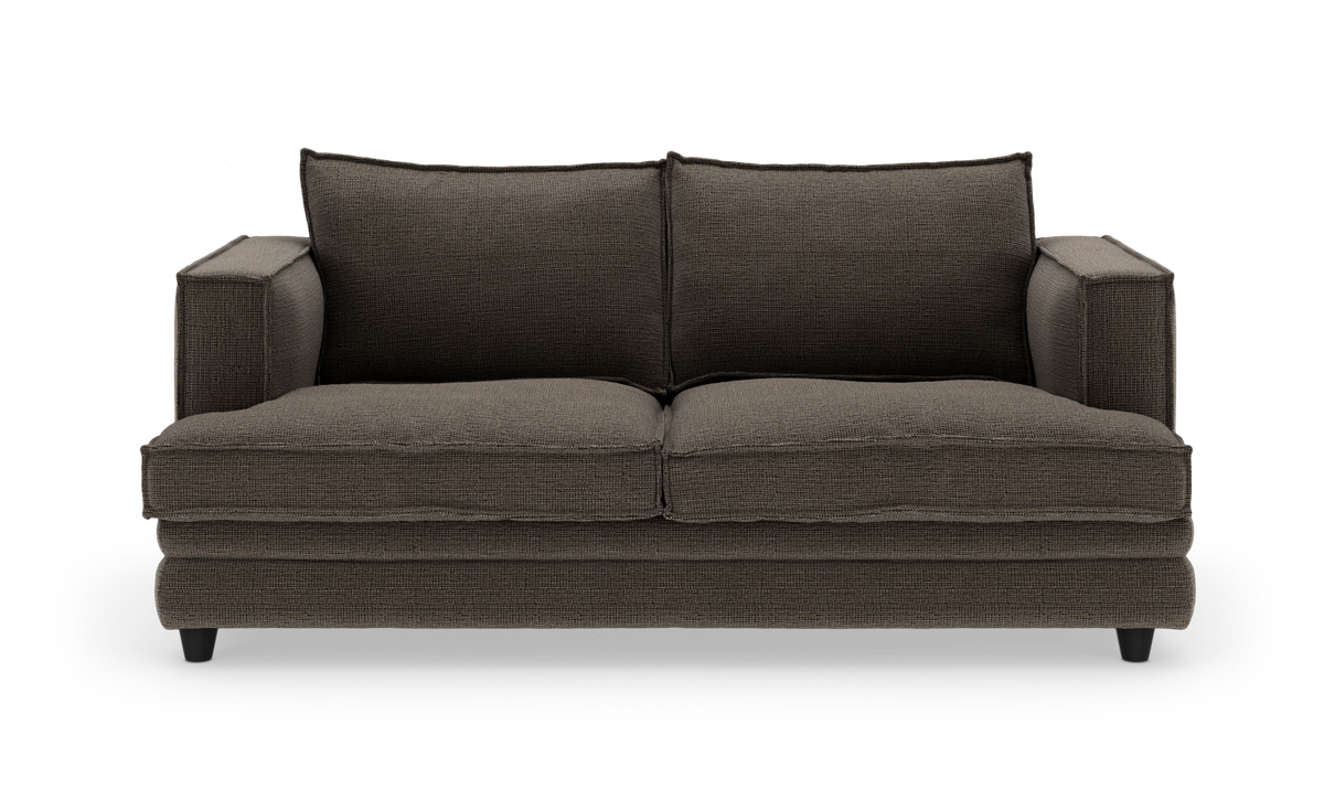 Mørkegrå 2-personers stofsofa set forfra på hvid frilægning.