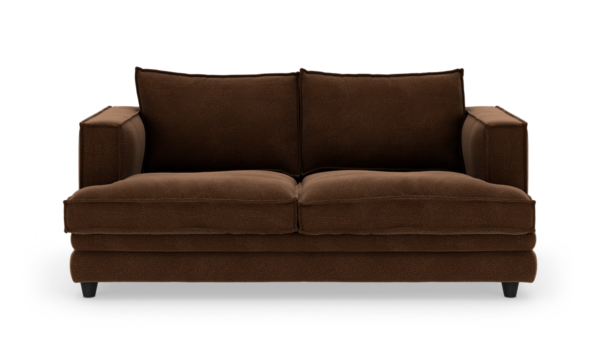 Brun to-personers sofa med tykke puder, frilagt på hvid baggrund.