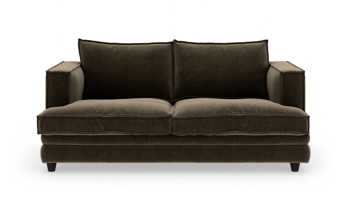 Mørkebrun todelt stofsofa set forfra på hvid baggrund.