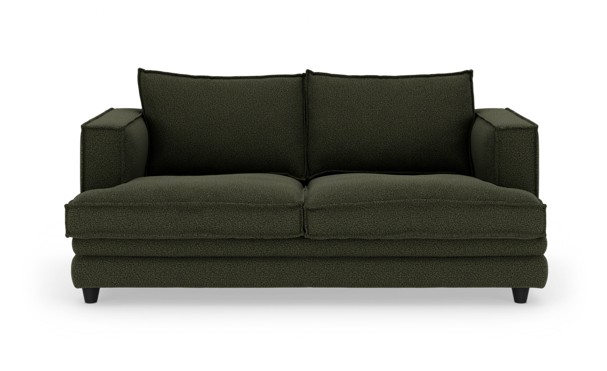 Mørkegrøn 2-personers sofa med brede armlæn og løse ryghynder, frilagt på hvid baggrund.