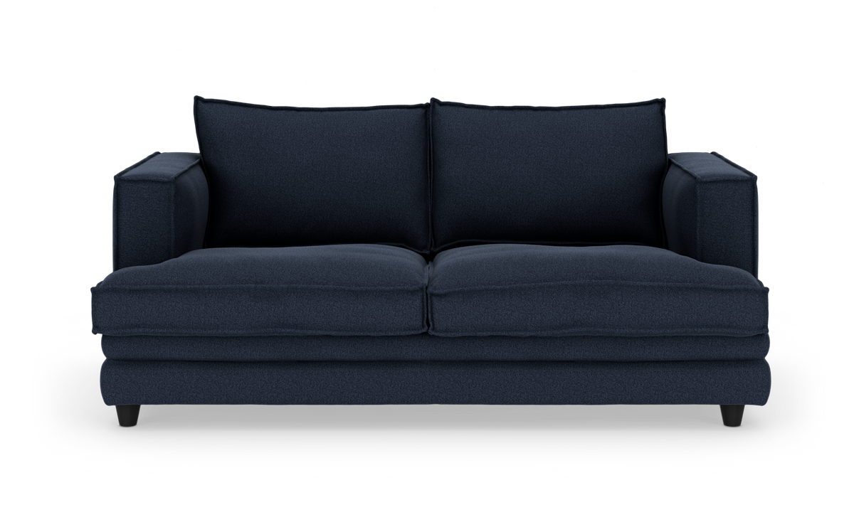 Mørkeblå 2-personers sofa med tykke hynder og brede armlæn, frontvisning på hvid frilagt baggrund.