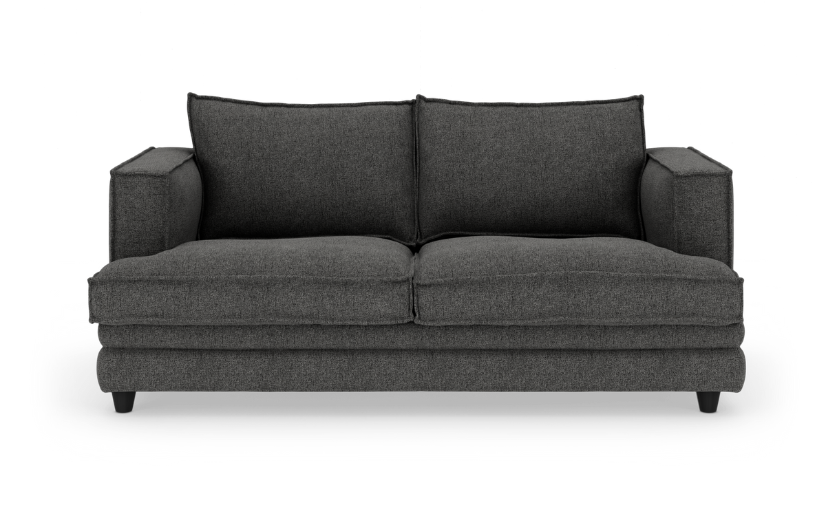 Mørkegrå 2-personers sofa med brede armlæn og løse ryghynder, fotograferet forfra mod hvid baggrund.