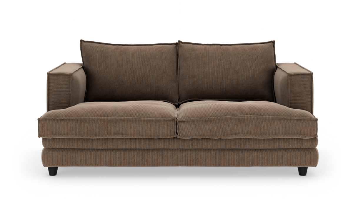 Brun 2-personers sofa med brede armlæn og løse ryghynder, frilagt på hvid baggrund.