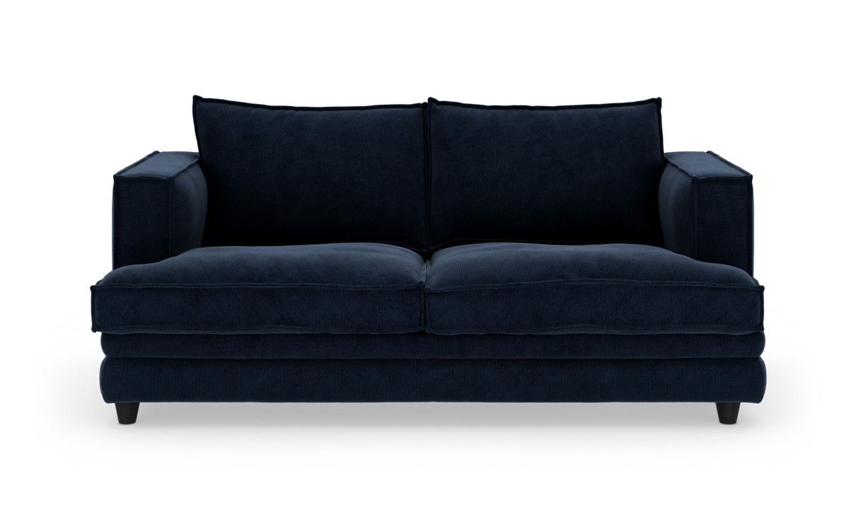 Mørkeblå 2-personers sofa med brede armlæn og løse rygpuder, frilagt på hvid baggrund.
