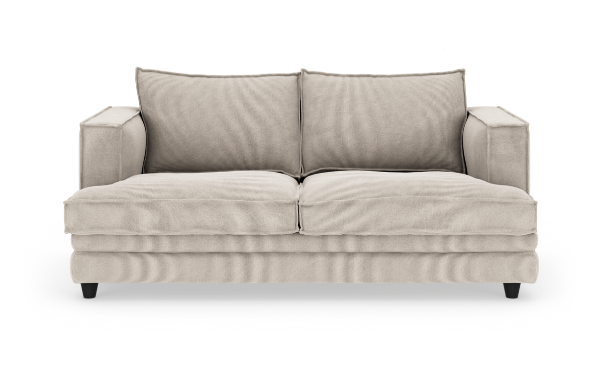 Beigefarvet 2-personers sofa med brede armlæn og to ryghynder, frilagt på hvid baggrund.