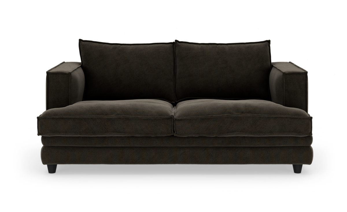 Mørkegrå 2-personers sofa med brede armlæn og bløde puder, frilagt på hvid baggrund.