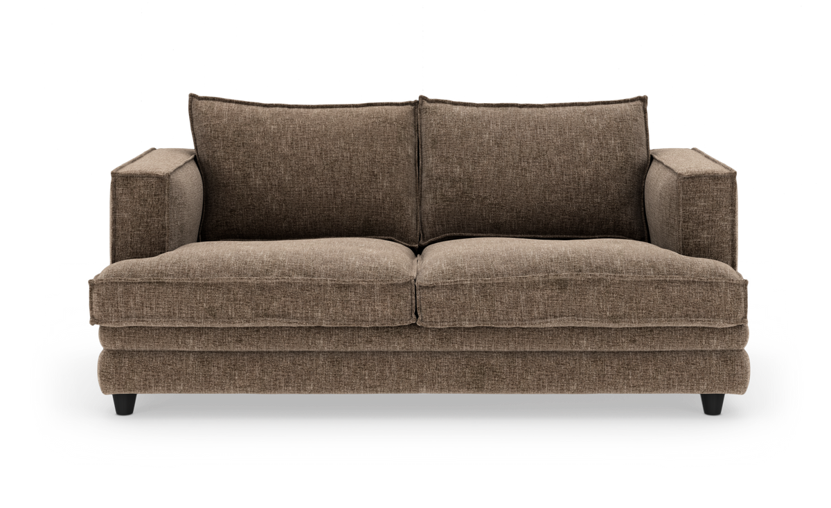 Brun 2‑personers sofa med kraftige hynder og lige armlæn, frilagt på hvid baggrund.