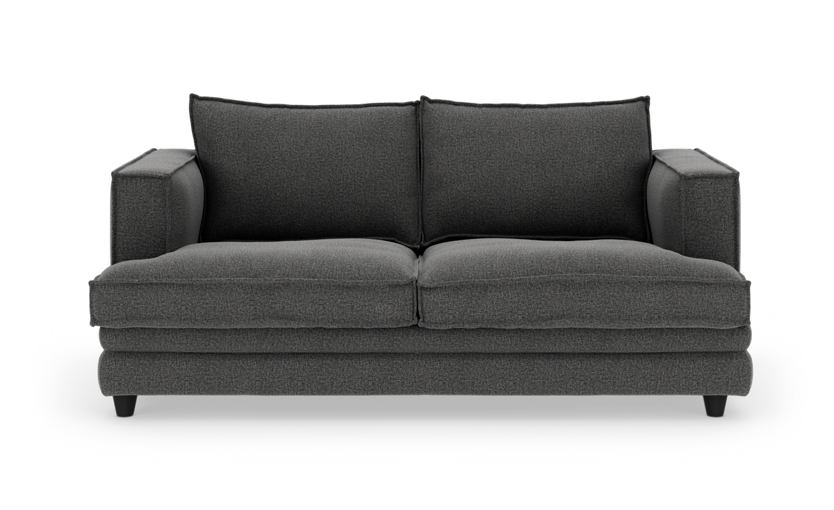 Mørkegrå 2-personers sofa med brede armlæn og løse ryghynder, frilagt mod hvid baggrund.