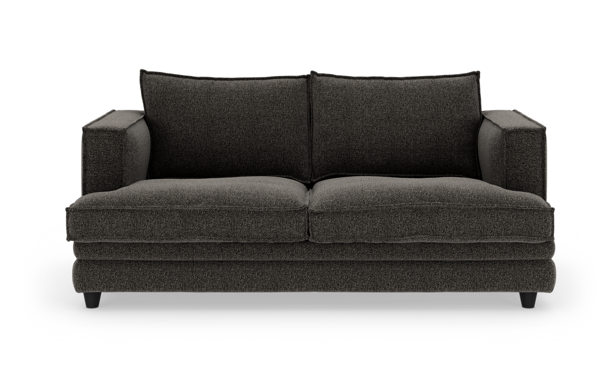 Mørkegrå 2-personers stofsofa, frilagt mod hvid baggrund.
