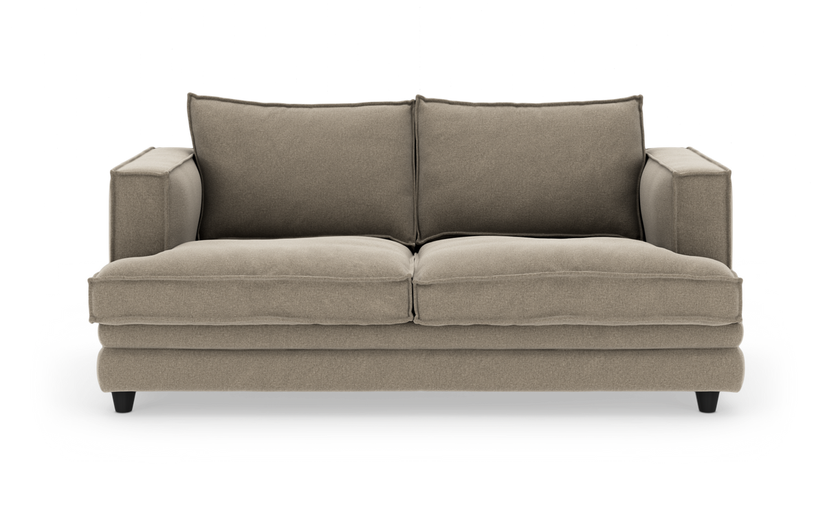 Beige 2-personers sofa med brede armlæn og bløde sæde- og ryghynder, frilagt på hvid baggrund i frontvisning.