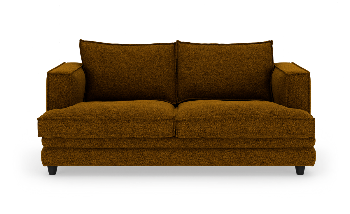 Sennepsgul 2-personers stofsofa set forfra på hvid baggrund.